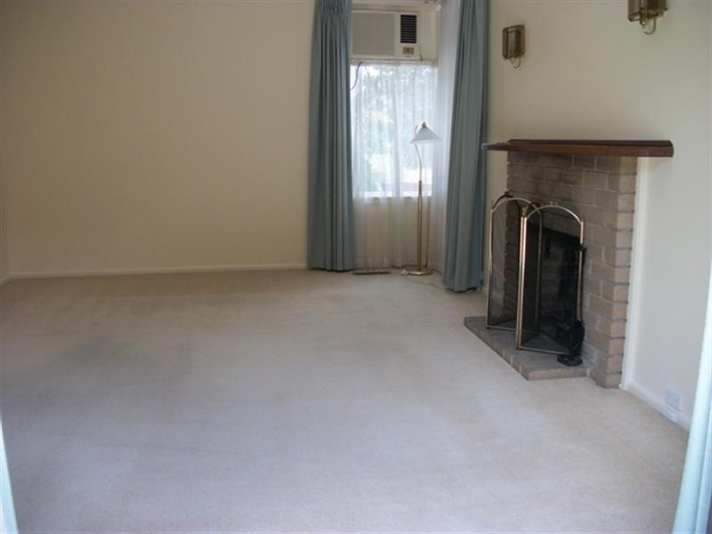 1/2 Kneale Drive, Box Hill North VIC 3129