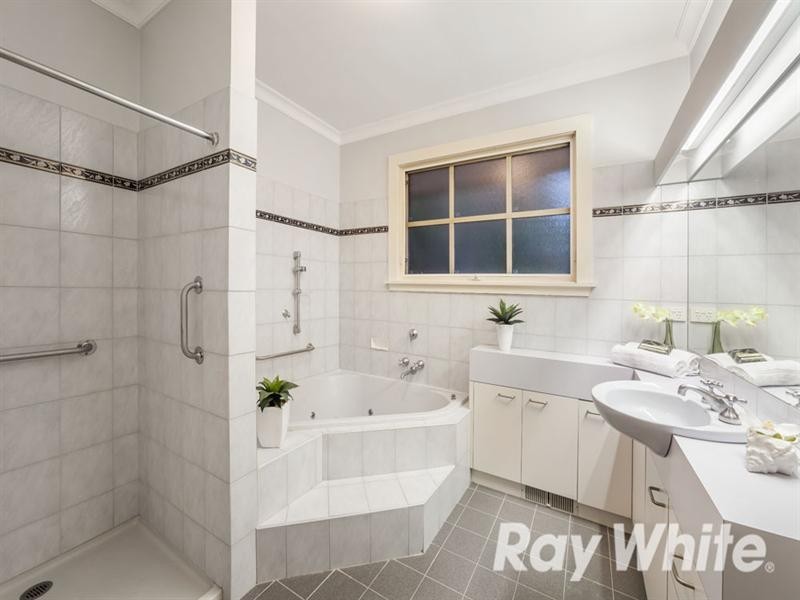 8 Nioka Court, Park Orchards VIC 3114