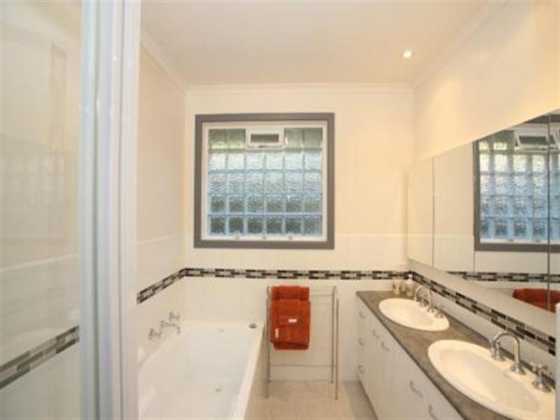 18 Robyn Drive, Nunawading VIC 3131