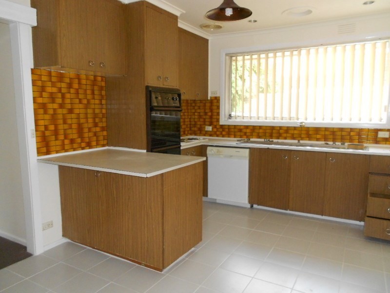 2 Robinlee Avenue, Burwood East VIC 3151