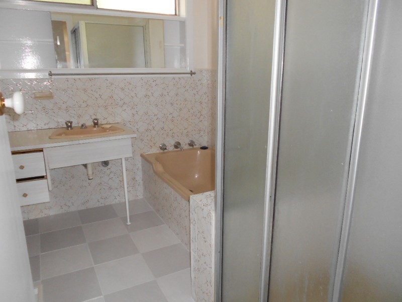 2 Robinlee Avenue, Burwood East VIC 3151