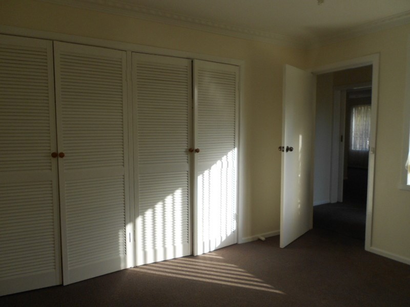 2 Robinlee Avenue, Burwood East VIC 3151