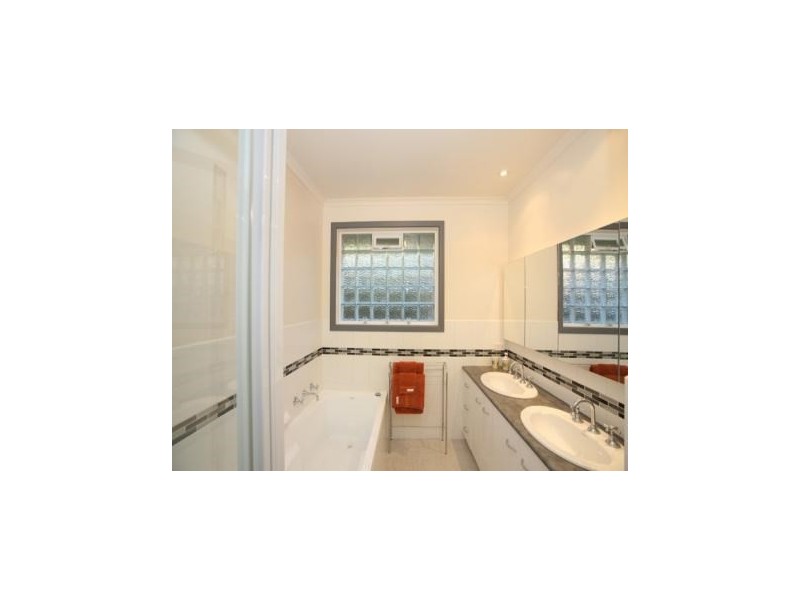 18 Robyn Drive, Nunawading VIC 3131