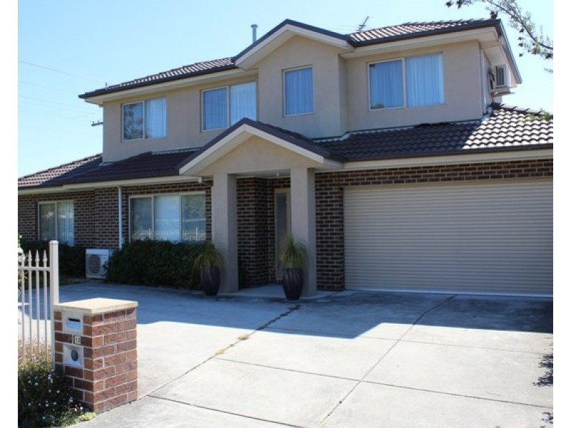 18 Aubrey Grove, Boronia VIC 3155