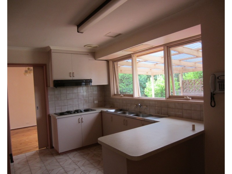 8 Ansett Crest, Forest Hill VIC 3131