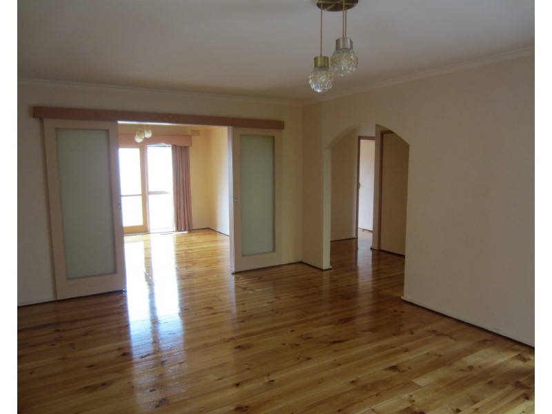8 Ansett Crest, Forest Hill VIC 3131