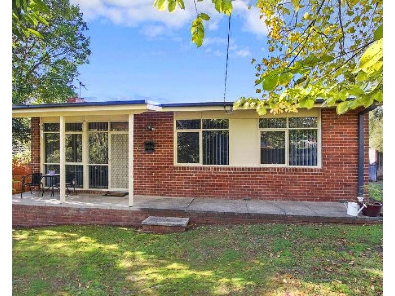 11 Warnes Road, Mitcham VIC 3132