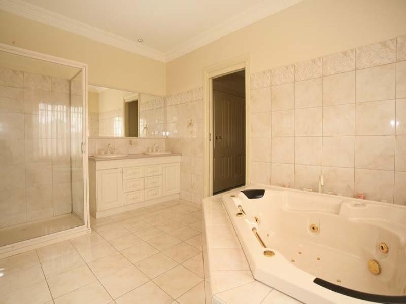 20 Dehaviland Avenue, Forest Hill VIC 3131