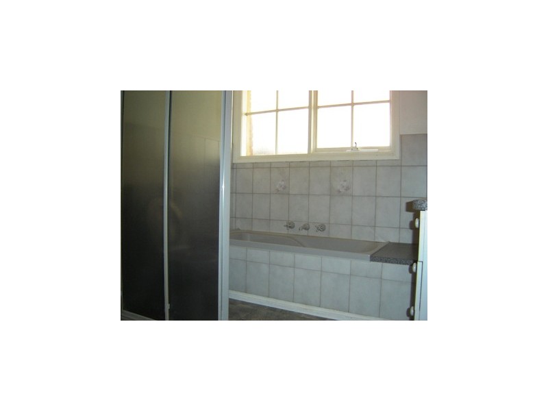 2/4 Allison Road, Forest Hill VIC 3131