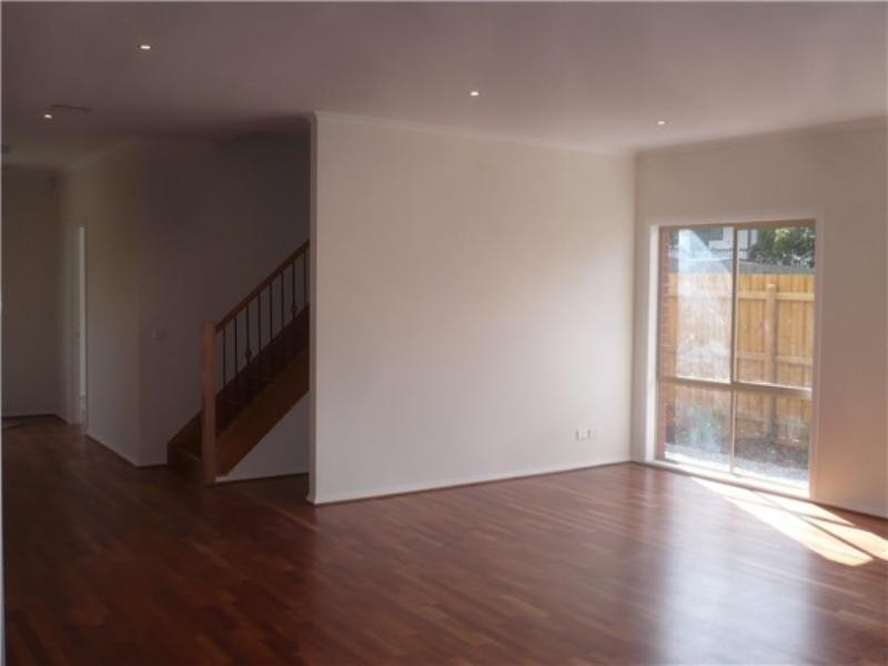 2/29 Creek Road, Mitcham VIC 3132