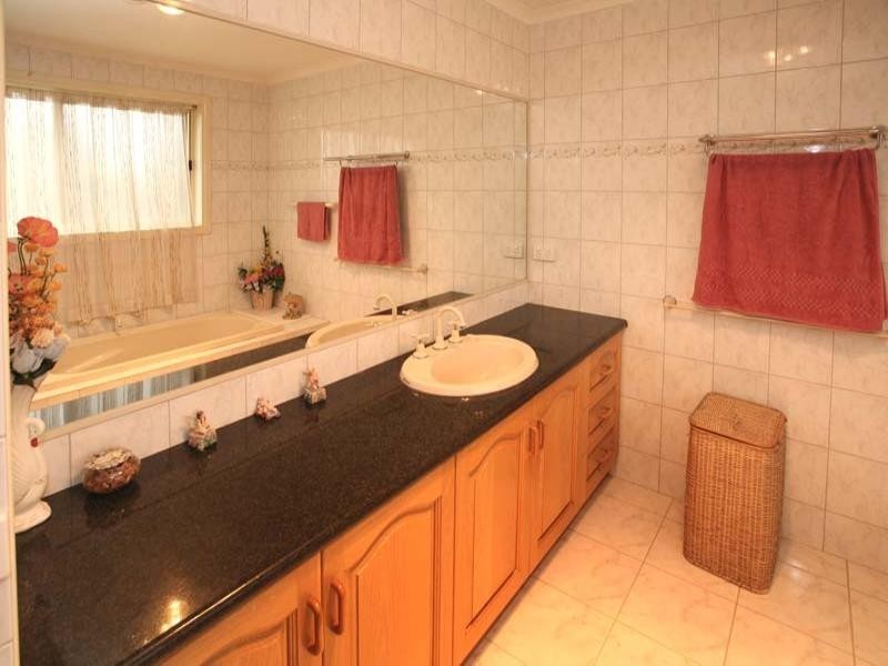 15 William Hovell Drive, Endeavour Hills VIC 3802