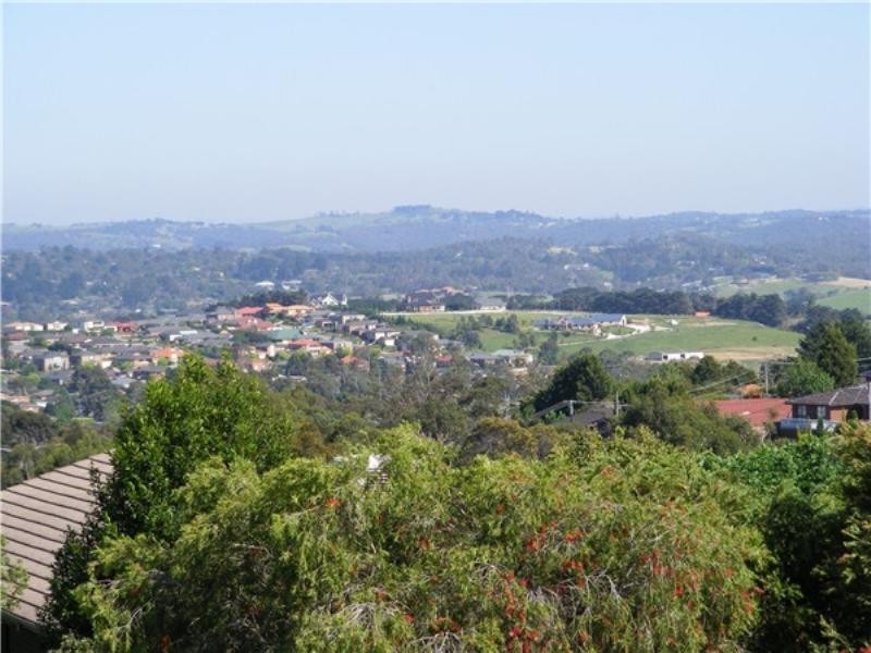 7 Greenbank Drive, Mooroolbark VIC 3138