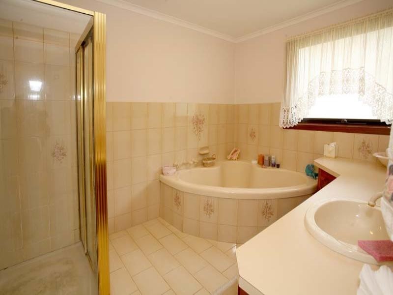 2 Wakefield Rise, Endeavour Hills VIC 3802