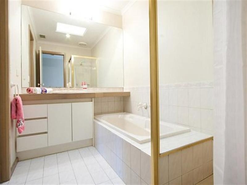 4 Branksome Grove, Blackburn South VIC 3130