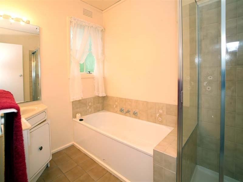 3 Lindisfarne Drive, Burwood East VIC 3151