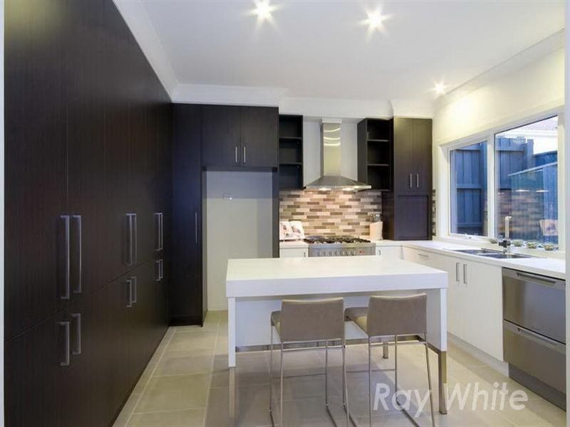 2/18 Molleton Street, Blackburn VIC 3130
