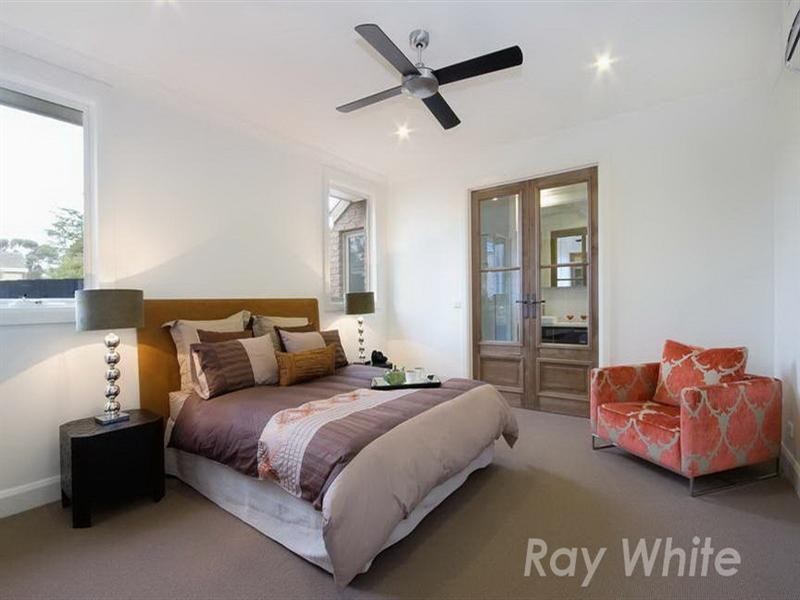 2/18 Molleton Street, Blackburn VIC 3130