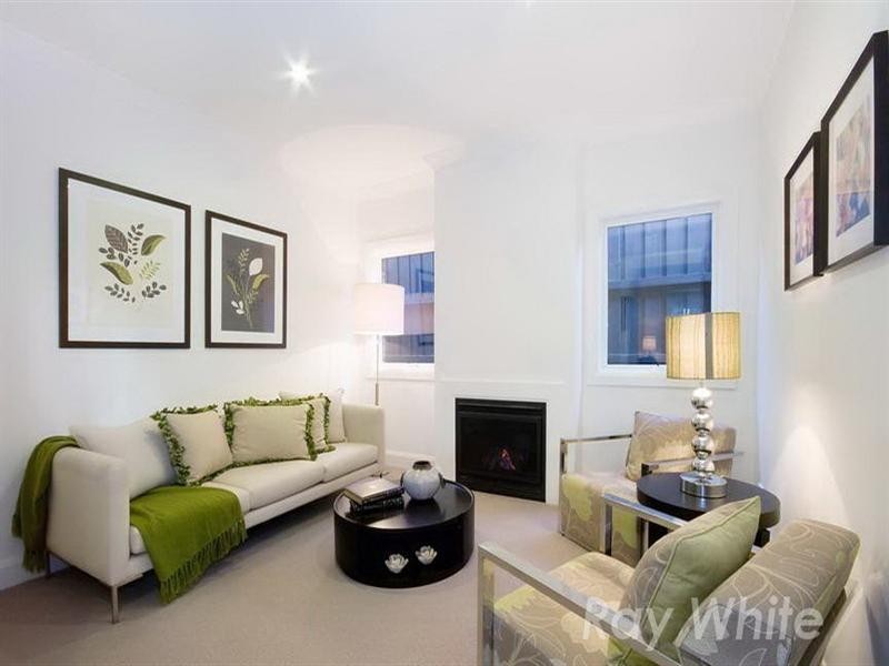 2/18 Molleton Street, Blackburn VIC 3130