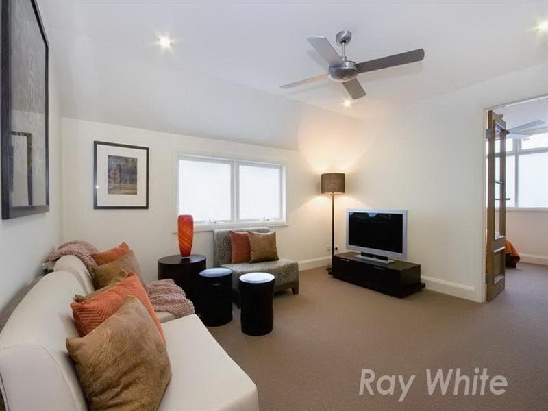2/18 Molleton Street, Blackburn VIC 3130
