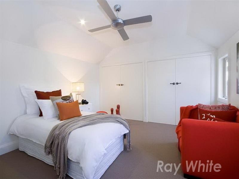 2/18 Molleton Street, Blackburn VIC 3130