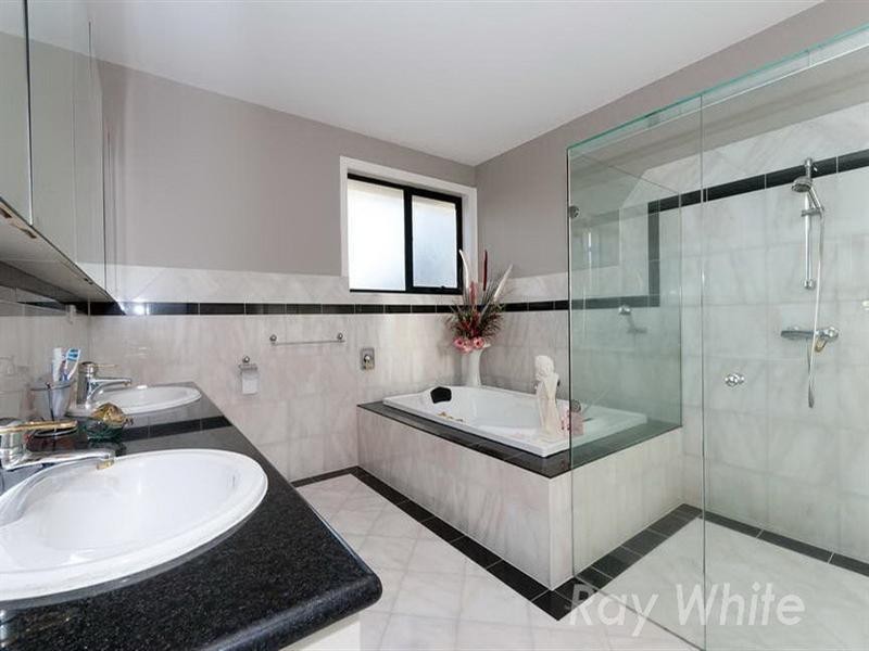 33 Golden Way, Bulleen VIC 3105