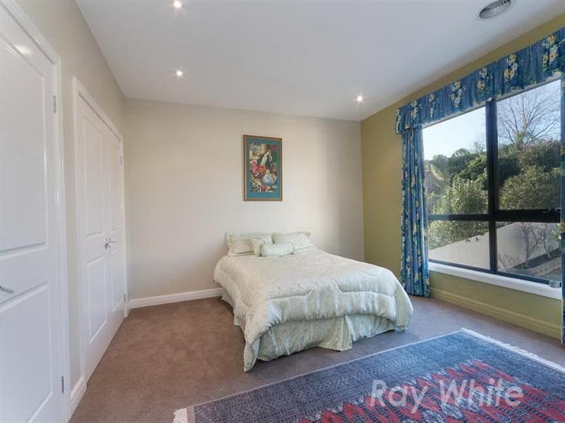 33 Golden Way, Bulleen VIC 3105