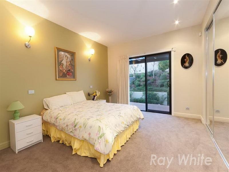 33 Golden Way, Bulleen VIC 3105
