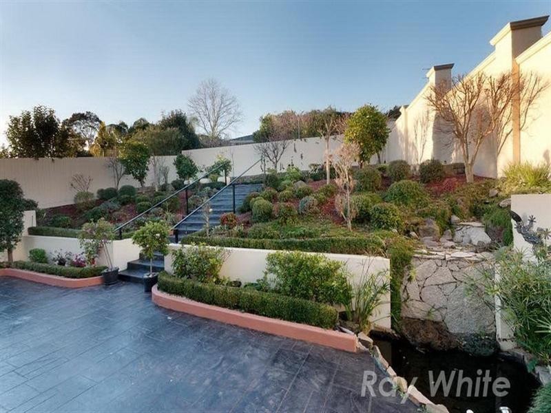 33 Golden Way, Bulleen VIC 3105