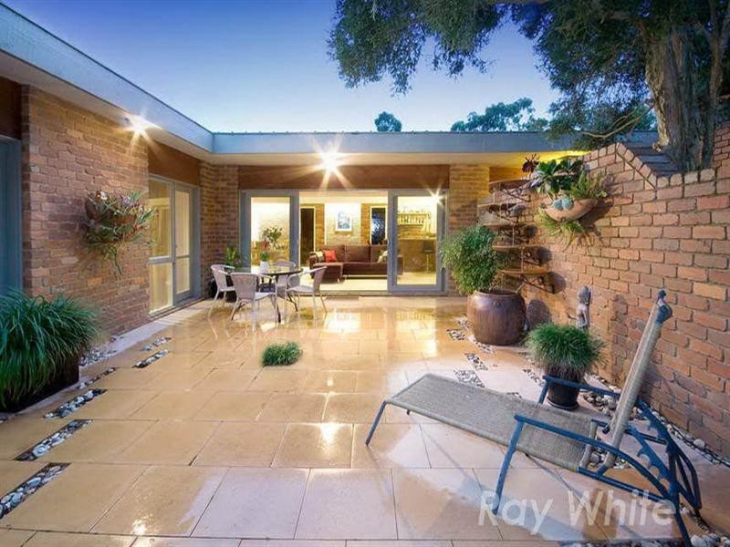 18 Torwood Drive, Vermont South VIC 3133