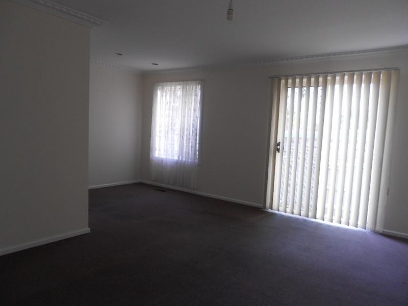 2 Robinlee Avenue, Burwood East VIC 3151