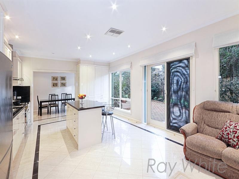 8 Lindau Drive, Vermont South VIC 3133