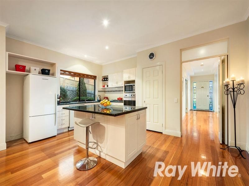 15 Fulton Crescent, Burwood VIC 3125