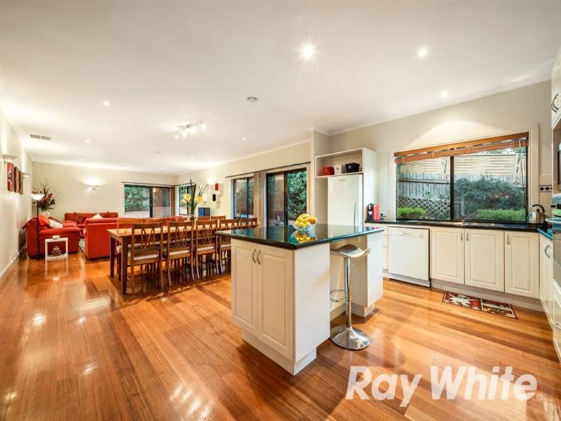 15 Fulton Crescent, Burwood VIC 3125