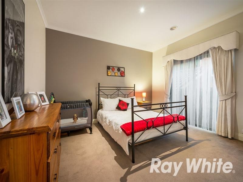 15 Fulton Crescent, Burwood VIC 3125