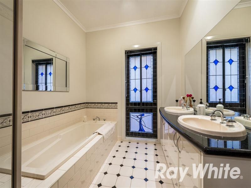 15 Fulton Crescent, Burwood VIC 3125