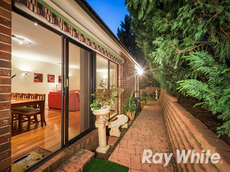 15 Fulton Crescent, Burwood VIC 3125