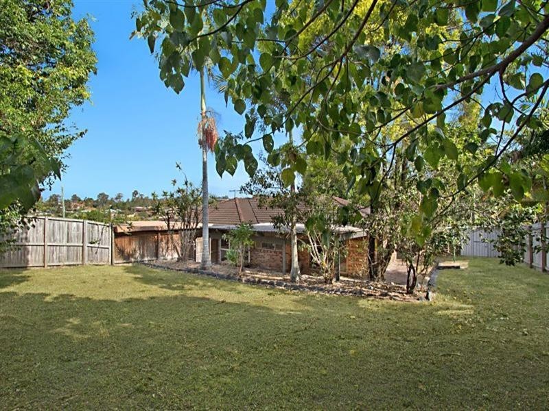 11 Clayton Drive, Edens Landing QLD 4207