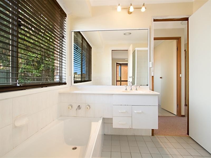 11 Clayton Drive, Edens Landing QLD 4207