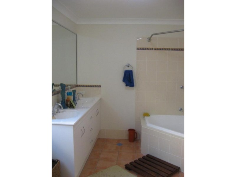 16 Estate Place, Holland Park West QLD 4121