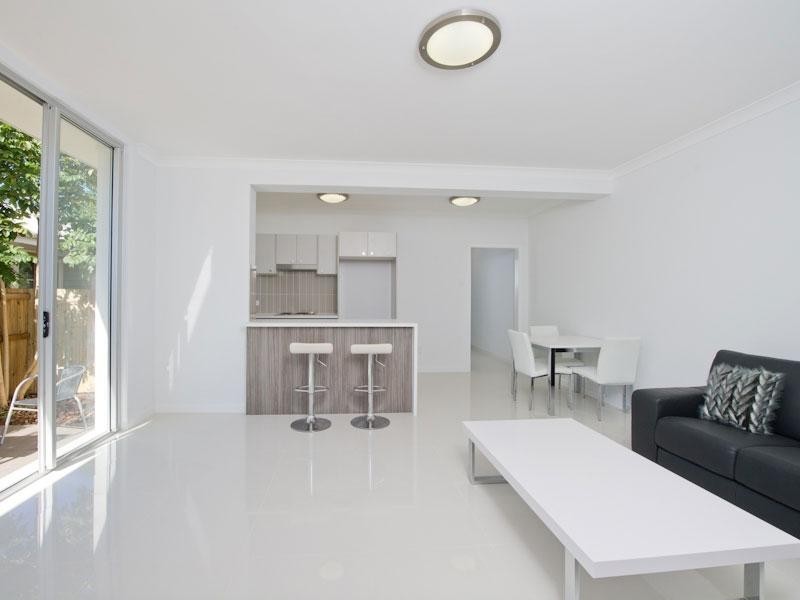 2/257 Hawken Drive, St Lucia QLD 4067