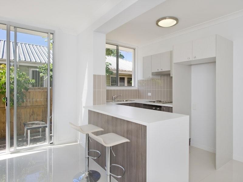 2/257 Hawken Drive, St Lucia QLD 4067