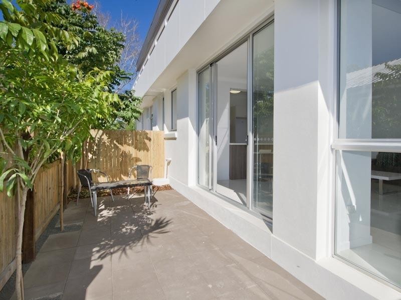 2/257 Hawken Drive, St Lucia QLD 4067