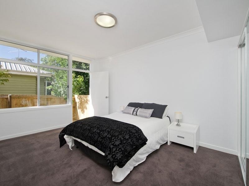 2/257 Hawken Drive, St Lucia QLD 4067