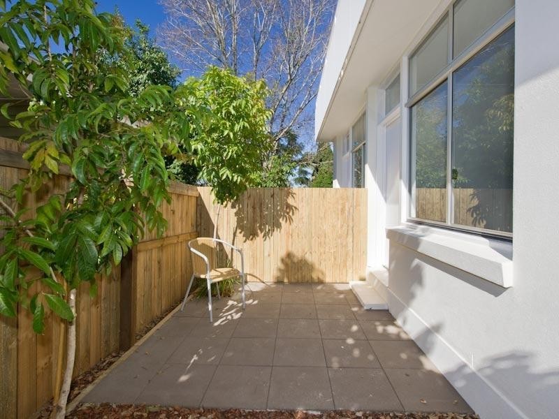 2/257 Hawken Drive, St Lucia QLD 4067