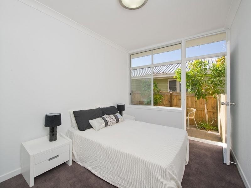 2/257 Hawken Drive, St Lucia QLD 4067