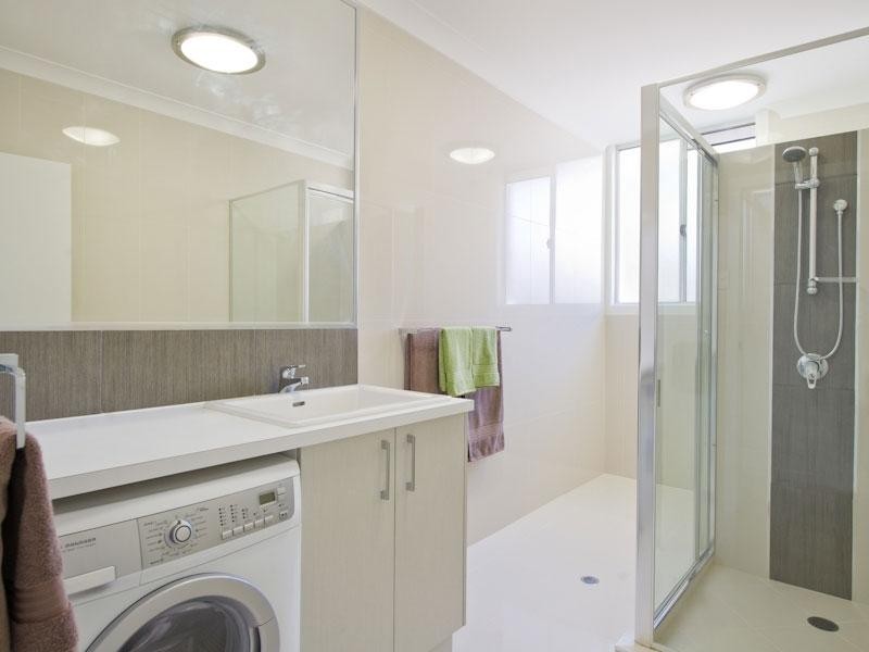 2/257 Hawken Drive, St Lucia QLD 4067