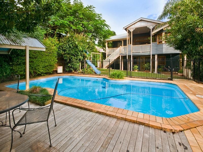 8 Tenth Avenue, Kedron QLD 4031