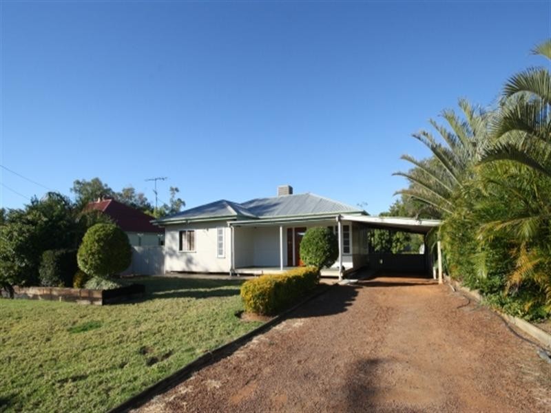 9 Robin Road, Longreach QLD 4730