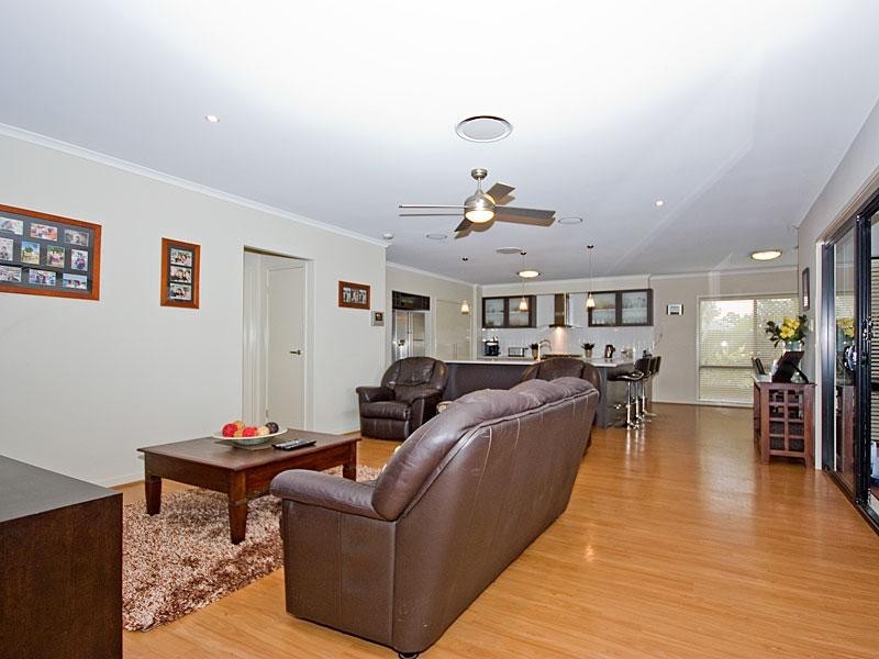 8 Ironbark Crescent, Heathwood QLD 4110