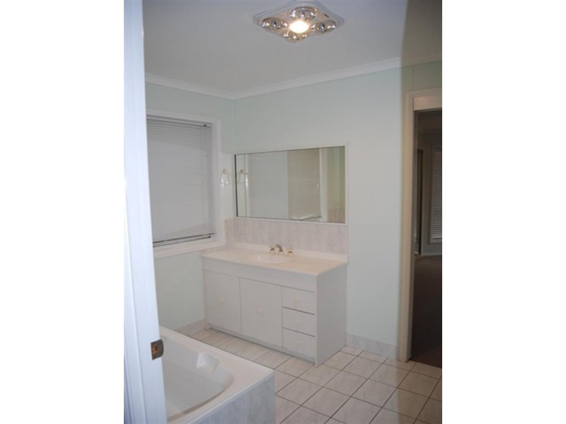 8 Ponderosa Place, Forest Lake QLD 4078